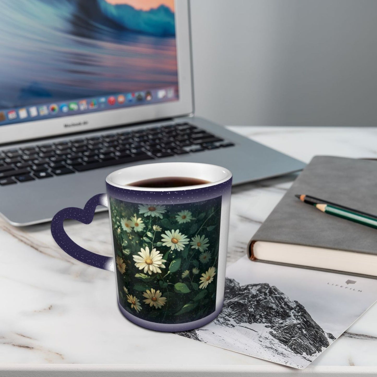 Color Changing Ceramic Mug – Daisy Flower Design with Heart Handle, Heat Sensitive Magic Mug